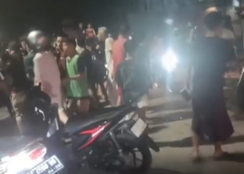 Para warga saat berada di depan kedai minuman pelaku