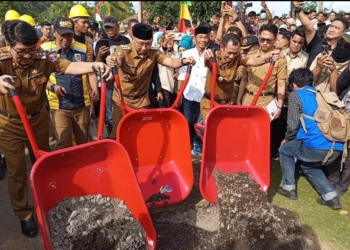 Gubernur Lampung, Rahmat Mirzani Djausal, Bupati Lampung Utara, Hamartoni dan Wakil Bupati, Romli saat peletakkan batu pertama ruas jalan provinsi, Kotabumi - Bandar Abung, Kecamatan Abung Surakarta di Desa Surakarta, Kecamatan Abung Timur, Senin, 10 Maret 2025. (FOTO: Lampost.co/ Fajar Nofitra)