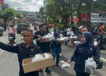 Partai NasDem Lampung membagikan takjil kepada masyarakat yang lewat Kantor DPW Partai NasDem Lampung, Jln. Jenderal Ahmad Yani, Bandar Lampung, Jumat, 14 Maret 2025. (Foto: Lampost.co / Asrul Septian Malik)