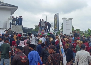 Ratusan massa melakukan unjuk rasa di kantor KPU Pesawaran dalam polemik PSU Pesawaran. Lampost.co/Putra Pancasila Sakti