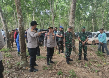 Kapolda dan Danrem 043 Gatam meninjau lokasi penembakan 3 anggota Polres Way Kanan di arena sabung ayam Kampung Karang Manik, Negara Batin, Way Kanan. (IST)