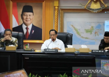 Menteri Dalam Negeri Muhammad Tito Karnavian saat memimpin Rapat Koordinasi Pilkada Ulang dan Pemungutan Suara Ulang Terhadap Hasil Pemilihan Kepala Daerah Serentak Tahun 2024 secara virtual dari Ruang Sidang Utama (RSU) Kantor Pusat Kemdagri, Jakarta, Jumat (21/3/2025). (ANTARA/HO-Puspen Kementerian Dalam Negeri)