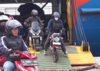 Kendaraan roda dua asal Pelabuhan Ciwandan Banten tiba di Pelabuhan Wika Beton Bakauheni, Kabupaten Lampung Selatan, Selasa, 25 Maret 2025 sekitar pukul 09.30 WIB.