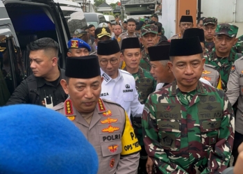 Kapolri Jenderal Listyo Sigit Prabowo menyambangi kediaman Briptu Anumerta M. Ghalib Surya, di Bandar Lampung, Rabu, 26 Maret 2025 sore.