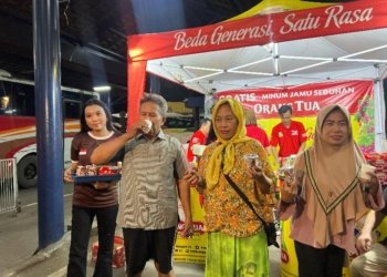 Permen, Wafer, Biskuit, Minuman Manis, Air Mineral, dan Jamu Seduhan Menjadi Teman Perjalanan