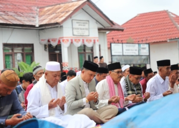 Bupati Lampung Barat, Parosil Mabsus, melaksanakan salat Idulfitri 1446 H bersama masyarakat di halaman SDN Tanjung Raya, Kecamatan Way Tenong, Senin 31 Maret 2025. Dok