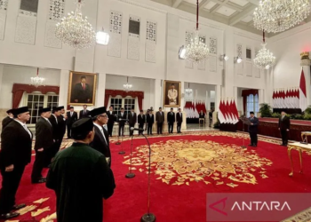 Presiden Prabowo Subianto melantik 31 duta besar RI di Istana Negara, Jakarta, Senin (24/3/2025). ANTARA/Genta Tenri Mawangi/aa.
