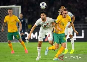 Jackson Irvine (kanan)