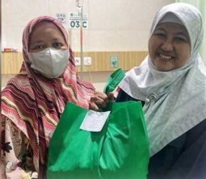 Pembagian paket sembako ke pasien kelas 3 di RS Urip Sumoharjo