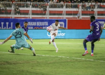 Rifal Lastori mencetak gol kemenangan Malut United