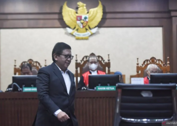 Sekjen DPP PDI Perjuangan Hasto Kristiyanto (tengah) menjalani sidang pembacaan eksepsi di Pengadilan Tipikor, Jakarta Pusat, Jumat (21/3/2025). Dalam eksepsi nya, Hasto meminta majelis hakim membebaskan dirinya dari kasus dugaan suap dan perintangan penyidikan perkara korupsi tersangka Harun Masiku sebagaimana didakwakan JPU KPK karena ada keraguan mendasar dalam pembuktian dakwaan baik dalam hal kejelasan unsur pidana maupun ketepatan penerapan hukum. ANTARA FOTO/Indrianto Eko Suwarso/nz