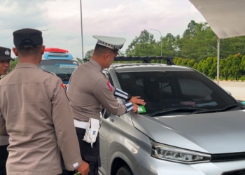 Skrining tiket dan pemasangan stiker