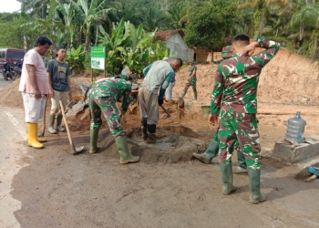 Satgas TMMD ke-123 bersama masyarakat gotong - royong pembukaan jalan produksi.