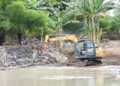 Seorang pekerja sedang mengoperasikan alat excavator untuk mengeruk sedimentasi dalam rangka normalisiasi sungai. Dok/Dinas PU Bandar Lampung