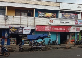 Kompleks pertokoan di bilangan Pasar Dekon Kotabumi arah dermaga tampak lengang, Rabu, 5 Maret 2024. Pedagang mengeluhkan sepinya pembeli. Lampost.co/Fajar Nofitra