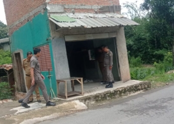 Satgas Penertiban Bangunan Pemerintah Kota Bandar Lampung menemukan bangunan yang berdiri di atas saluran air. Dok/Pemkot