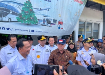 Menteri Perhubungan Dudy Purwagandhi dan Menteri Dalam Negeri Tito Karnavian serta Gubernur Lampung Rahmat Mirzani Djausal meninjau Terminal Rajabasa, Kamis, 13 Maret 2025.