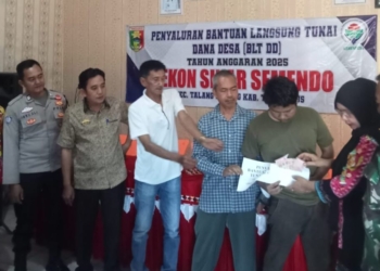 Pemerintah Pekon Sinarsemendo, Kecamatan Talangpadang, Kabupaten Tanggamus salurkan BLT-DD tahap pertama kepada 16 KPM di kantor pekon setempat, Jumat, 14 Maret 2025. Dok/Pekon Sinarsemendo