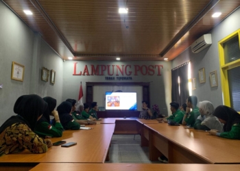 Ikatan Mahasiswa Lampung Timur (IKAM Lamtim) melakukan kunjungan edukatif ke kantor Lampung Post, Sabtu 15 Maret 2025. Dok