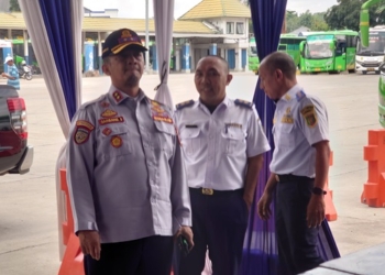 Kadishub Lampung Bambang Sumbogo saat meninjau posko mudik di Terminal Rajabasa. (Lampost/Umar)