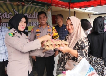 Warga antusias membeli sembako di bazar murah yang digelar Polres Lambar, Kamis 20 Maret 2025. (Lampost/Eliyah)