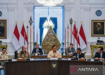 Menteri Keuangan (Menkeu) Sri Mulyani Indrawati (kiri) menghadiri pertemuan antara Presiden Prabowo Subianto dengan investor kawakan dunia Ray Dalio dan sejumlah taipan dan pelaku usaha di Istana Kepresidenan, Jakarta, Jumat (7/3/2025). ANTARA/Galih Pradipta.
