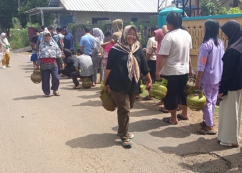Warga antre panjang untuk membeli elpiji di Kotabumi, Sabtu (29/3). (Lampost/Fajar Nofitra)