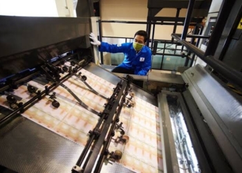 Kegiatan pencetakan uang di PT Peruri. Menteri BUMN Erick Thohir mempertimbangkan perubahan status Perum Lembaga Kantor Berita Nasional ANTARA, Perum Percetakan Uang Republik Indonesia (Peruri), dan Perum DAMRI menjadi perseroan terbatas (PT). ANTARA FOTO