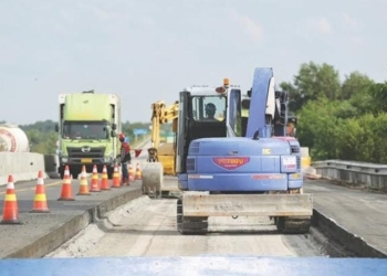 Kegiatan perbaikan jalan di ruas Tol Terbanggi Besar-Kayu Agung (Terpeka). (Dok HK)