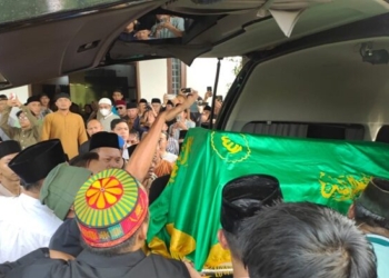 Jenazah Bupati Way Kanan Ali Rahman tiba di rumah duka di Way Kanan, Senin (10/3). (Lampost.co/Candra)