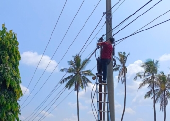 Sejumlah pelanggan layanan internet di wilayah Natar, Lampung Selatan. Lampost.co/Umar Robbani