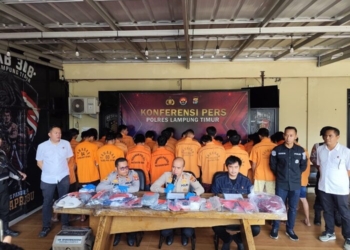 Kapolres Lampung Timur AKBP Benny Prasetya didampingi Kasat Reskrim AKP Stefanus Boyoh, Saat menggelar konferensi pers, pada Senin 17 Maret 2025.(Lampost.co/Arman Suhada)