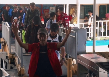 Pemudik pejalan kaki tiba di Pelabuhan Bakauheni, Lampung Selatan, arus mudik Lebaran 2025. (LAMPOST.CO/RUSTAM EFENDI)