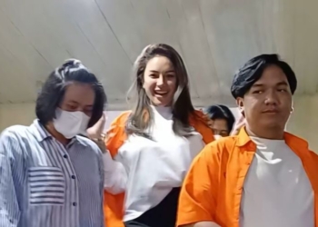 Nikita Mirzani dan asistennya dijerat dengan Pasal 27B ayat (2) dan Pasal 45 ayat (10) Undang-Undang Informasi dan Transaksi Elektronik (ITE).Dok