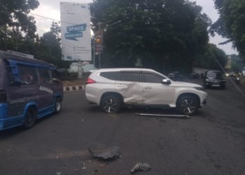 Mobil Camat Labuhan Ratu ditabrak di Jalan Diponegoro, Lungsir, Bandar Lampung, Jumat 27 Maret 2025. (Lampost/Andi Apriadi)