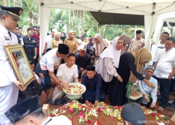 Pemakaman Bupati Way Kanan Ali Rahman, Senin (10/3). (Lampost/Candra Putra Wijaya)