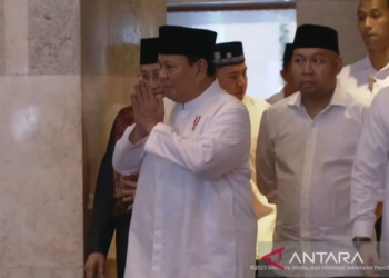 Prabowo bersama putranya Didit Prabowo usai salat Id di masjid Istiqlal Jakarta, Senin (31/3). (ANT)