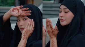 Bintang film dewasa asal Jepang, Kae Asakura, yang lebih dikenal dengan nama Rae Lil Black, resmi menjadi mualaf. Dok