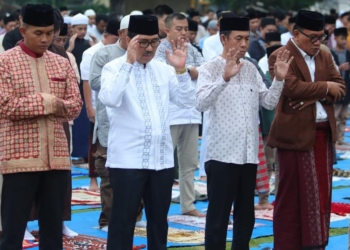 Bupati dan Wakil Bupati Lampung Utara Salat Ied di Lapangan Pemda