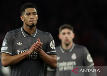 Gelandang Real Madrid asal Inggris Jude Bellingham (kiri)