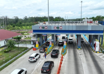 Kendaraan melakukan antrian saat masuk Pintu Gerbang Tol Prabumulih, Sumatera Selatan. Dok