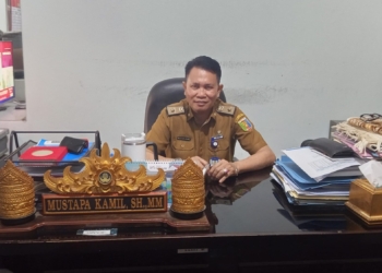Kepala Samsat Kotabumi, Mustafa Khamil diruangannya, Senin, 14 April 2025. Foto: Fajar Nofitra/ Lampost.co