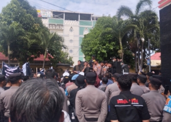Ratusan orang yang mengatasnamakan Aliansi Masyarakat Peduli Pendidikan Lampung (AMPPL) menggelar aksi di Mapolresta Bandar Lampung, Senin, 14 April 2025.