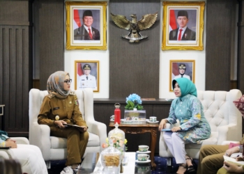 Wakil Gubernur Lampung, Jihan Nurlela menerima kunjungan pengurus Asosiasi Kesehatan Haji Indonesia (AKHI) Lampung. Pertemuan di Ruang Kerja Wakil Gubernur, Kompleks Kantor Gubernur, Selasa (15/4/2025). Dok ADPIM Lampung