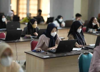 Calon mahasiswa baru mengikuti tes masuk melalui CAT. Dok