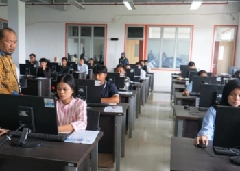 Calon mahasiswa baru mengikuti tes masuk perguruan tinggi melalui CAT. Dok Itera