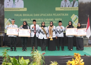 Bupati Lamtim Ela Siti Nuryamah saat menyerahkan insentif secara simbolis kepada guru. Insentif sebesar Rp1.350.000 diberikan untuk satu triwulan dan diperuntukkan bagi guru kelompok belajar, TK, SD, hingga SMP. (Foto : Lampost.co/Arman Suhada)