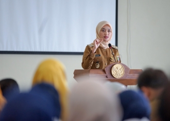 Wakil Gubernur Lampung, Jihan Nurlela memberi pengarahan pelayanan kesehatan kepada dokter koas (co-assistant), dokter Program Pendidikan Dokter Spesialis (PPDS) dan para peserta didik kesehatan di Aula Delima Lt.3 RSUD Abdul Moeloek, Bandar Lampung, Senin, 21 April 2025. Dok Adpim Pemprov Lampung.