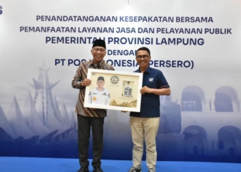 Gubernur Lampung, Rahmat Mirzani Djausal dan Direktur Utama PT. Pos Indonesia Faizal Rochmad Djoemadi melakukan MoU di Kantor Pusat PT Pos Indonesia, Bandung, Selasa, 22 April 2025. Dok Adpim