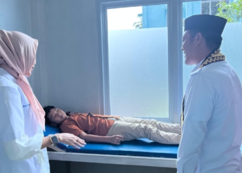 Bupati Dedi Irawan sedang mengecek kesehatan di Puskesmas Krui Selatan. Dok